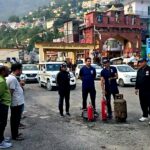 एलपीजी सिलेंडर आग लगने और अग्निशामक यंत्र के प्रयोग का दिया प्रशिक्षण।