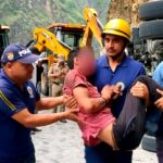 बद्रीनाथ मार्ग पर सिलेंडर से भरा ट्रक पलटा, गंभीर रूप से घायल चालक का पुलिस और फायर सर्विस ने किया रेस्क्यू। 