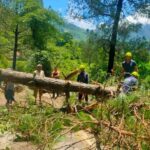 चमोली में अतिवृष्टि से मार्ग अवरुद्ध, फायर सर्विस कर रही मदद।