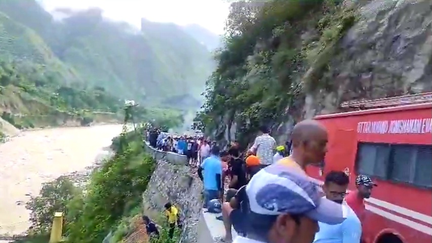 बद्रीनाथ हाईवे पर भीषण सड़क हादसा, टेंपो-ट्रेवलर अलकनंदा नदी में गिरा।