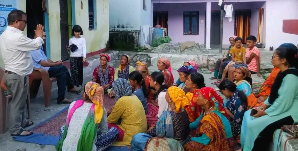 नंदप्रयाग के झूलाबगड़ मोहल्ले में स्वास्थ्य विभाग ने चलाया जागरुकता अभियान।