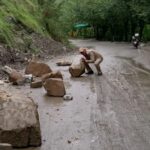 गोपेश्वर-घिंघराण रोड पर होमगार्ड जवान ने पेश की कर्तव्यनिष्ठा की मिसाल।