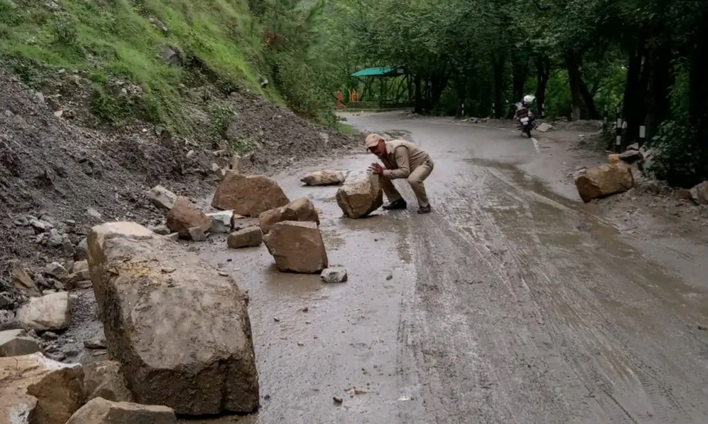 गोपेश्वर-घिंघराण रोड पर होमगार्ड जवान ने पेश की कर्तव्यनिष्ठा की मिसाल।