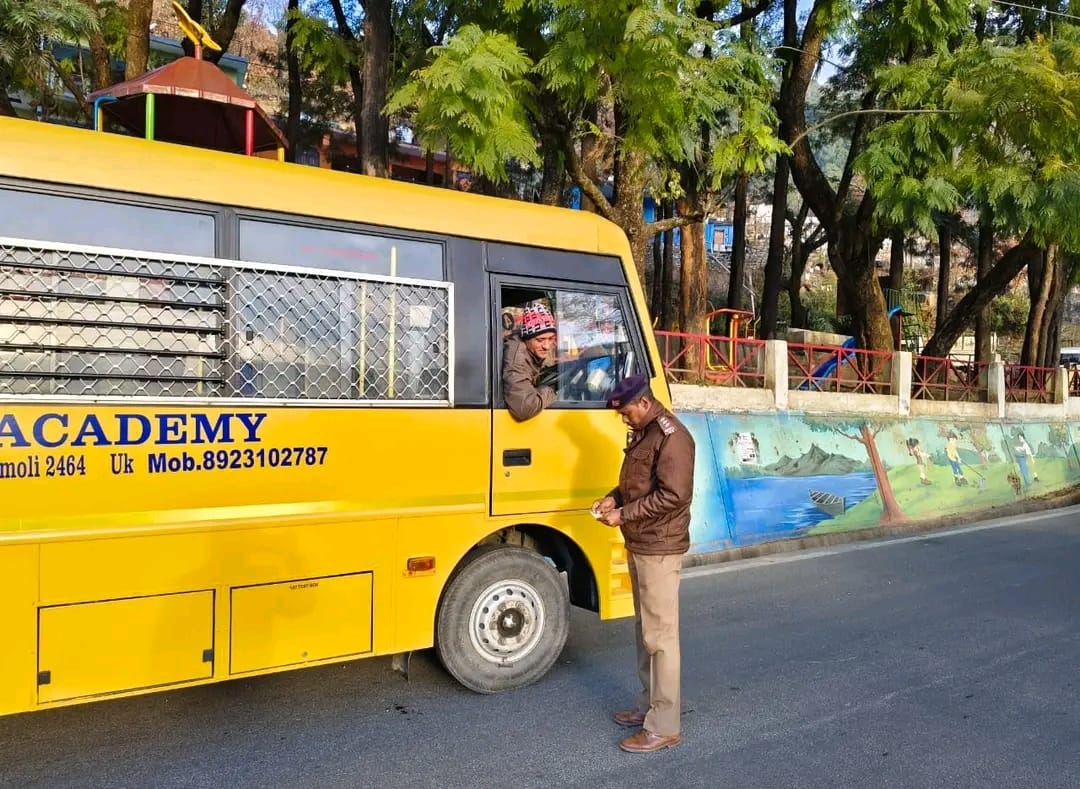 नौनिहालों की सुरक्षा से नहीं होगा समझौता: चमोली पुलिस ने चेकिंग अभियान के माध्यम से स्कूल संचालकों को दिया कड़ा संदेश