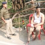 प्रदर्शनकारियों के बीच धक्का-मुक्की की स्थिति से पुलिस कर्मियों को लगी चोटें ।