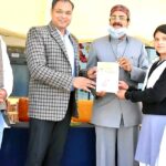 पहले ही दिन पढ़ाई को मिली रफ्तार, छात्राओं के हाथों में पहुंचीं मुफ्त किताबें ।