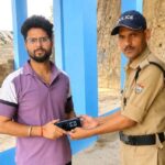 ड्यूटी के साथ निभाया ईमानदारी का फर्ज, सड़क पर मिला मोबाइल पहुंचाया असली मालिक तक