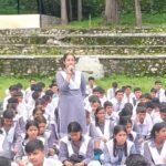 पुलिस उपाधीक्षक कर्णप्रयाग ने छात्र-छात्राओं से किया सीधा संवाद—कानून की समझ, साइबर सुरक्षा की सीख और नशे से दूर रहने का दिया सशक्त संदेश।
