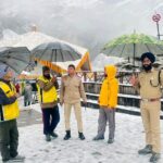 बर्फ की चादर में सजा श्री हेमकुंड साहिब, श्रद्धालुओं की सेवा में मुस्तैद चमोली पुलिस