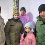 बारिश के बीच चमोली पुलिस की तलाश रंग लाई, यात्री का खोया मोबाइल 1 घंटे की मशक्कत के बाद बरामद।