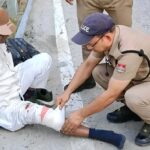 ड्यूटी से लौट रहे पुलिस जवानों ने पेश की इंसानियत की मिसाल।