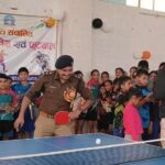 टेबल टेनिस के मैदान में गोपेश्वर पुलिस ने बच्चों को समझाया जीवन का खेल, नशे और साइबर लापरवाही से बचने का दिया संदेश